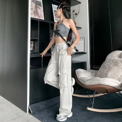 Calça Cargo pernas largas com múltiplos bolsos Feminina — view 3