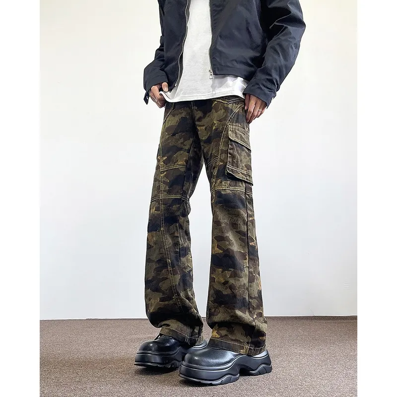 Calça Jeans de corte reto de camuflagem com múltiplos bolsos Masculina — view 1